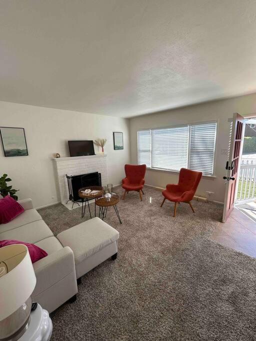 Entire Home By Newport Beach, Disneyland And Sna! Коста Меса Екстериор снимка